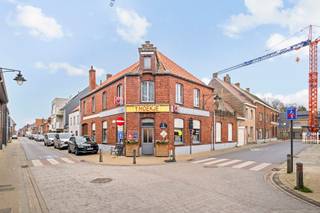 Op een strategische hoekligging in het centrum van Koekelare bevindt zich dit veelzijdige handelspand, gekend als café ’t Hoekje. Dit eigendom...