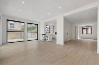 Deze woning werd tot in de puntjes vernieuwd en terug opgebouwd vanaf de basis. Alles is volledig nieuw: elektriciteit, riolering, ramen, trappen, ventilatie, vloeren, verwarming, zonnepanelen, dak,enzovoort. Dankzij de sterke constructie en de zorgvuldige afwerking ben je hier verzekerd van kwaliteit en duurzaamheid.<br /><br />Op het gelijkvloers geniet je van vloerverwarming op aardgas en airconditioning, een apart toilet en een prachtige open keuken met zicht op de tuin. De lichtrijke leefruimte sluit naadloos aan op het terras en de grote tuin. De oprit biedt plaats aan 3 wagens.<br /><br />Op de eerste verdieping bevinden zich 3 volwaardige slaapkamers en een moderne badkamer met lavabo, douche, toilet en handdoekradiator. De tweede verdieping herbergt een ruime 4de slaapkamer onder het volledig vernieuwde, geïsoleerde dak én een tweede badkamer.<br /><br />De woning is asbestveilig, op de verdiepingen is de verwarming via warmtepomp . Het dak is uitgerust met zonnepanelen, zuidoost georiënteerd.<br />Gelegen op een toplocatie aan de rand van de woonwijk "Le Lis", dichtbij scholen, winkels en alle voorzieningen. Ideaal voor wie zorgeloos wil starten of als investering.<br /><br />Contacteer ons voor meer informatie of een bezoek op het nummer: 052 46 38 03 of via mail naar info@uw-huis.be