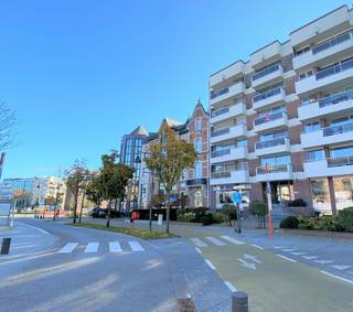 Uitstekende ligging in het centrum van Hasselt.<br /><br />Ondergrondse garagebox met automatische poort en zender.<br /><br />Met de in- en uitrit via de Isabellastraat bent u op enkele passen aan de Molenpoort, het stadcentrum en Quartier Blue!