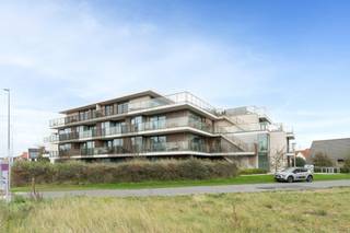 <p>Modern nieuwbouwappartement op de tweede verdieping van residentie 't Zout in Sint-Idesbald.<br /><br />Inkomhal met ingemaakte vestiairekast, ruime woonkamer uitgevend op een aangenaam terras, ingerichte open keuken, grote slaapkamer, badkamer met inloopdouche en toilet, afzonderlijk toilet. Prachtige afwerking! Mogelijkheid tot aankoop garage.<br /><br />Restaurant, fitnessruimte, buitenterras, sauna, fietslokaal.<br /><br />Verlaagd btw-tarief (12 %) en vrijstelling van onroerende voorheffing.</p>
