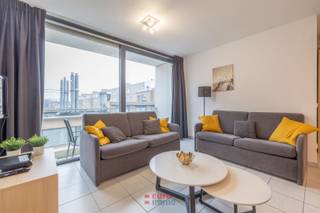 Modern gemeubelde studio op een steenworp van de Zeedijk en de winkelstraat. Deze studio geniet een zeer ruime oppervlakte en heeft veel lichtinval dankzijn de grote raampartij die toegang geeft tot het terras. De inrichting is uiterst smaakvol en knus en bovendien is de indeling ook nog eens praktisch. Kelderberging nummer 25/-2. <br />50 EUR voorschot op de syndicuskosten.<br />EPC = 182