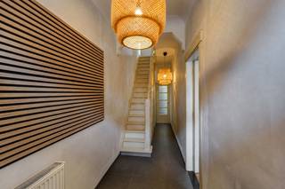 <p>Vragen of interesse? Contacteer mij via dimitry@copandi.be of 0493 37 27 43.</p><p></p><p>Deze instapklare woning is gelegen in een rustige en kindvriendelijke wijk, op korte afstand van winkels, scholen, openbaar vervoer en parken. Dankzij de zonnepanelen met batterij en het gunstige EPC-label C bent u verzekerd van een energiezuinige en toekomstgerichte woning.</p><p></p><p>Bij het binnenkomen wordt u verwelkomd in een ruime inkomhal met toegang tot een droge kelder, ideaal als extra bergruimte. Aansluitend bevindt zich de gezellige leefruimte met haard met aansluitend een lichtrijke keuken. Deze vormt het hart van de woning en beschikt over voldoende kastruimte en alle nodige toestellen om comfortabel te koken en te genieten. Verder is er een praktische wasruimte/bijkeuken voorzien, evenals een apart toilet.</p><p></p><p>Op de eerste verdieping bevinden zich twee ruime slaapkamers van 20 m² en 14 m², samen met een stijlvolle badkamer uitgerust met een dubbele wastafel, toilet, ligbad en royale inloopdouche.</p><p></p><p>De tweede verdieping biedt nog twee volwaardige slaapkamers onder het dak, identiek in grootte en perfect inzetbaar als kinderkamer, hobby- of bureauruimte.</p><p></p><p>Ook buiten heeft deze woning heel wat te bieden. De zonnige en volledig aangelegde tuin beschikt over een ruim terras, een tuinhuis en een serre voor wie graag geniet van tuinieren en buitenleven.</p><p></p><p>Maak snel uw afspraak voor deze ideale gezinswoning waar ruimte, comfort en energiezuinig wonen perfect samenkomen.</p>
