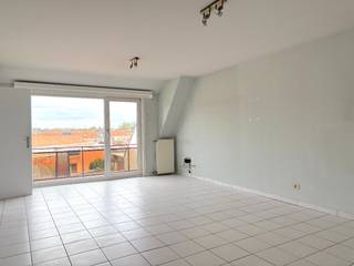 mogelijkheid tot aankoop van achterliggende garagebox…<br /><br />Dit mooi appartement is gelegen in een klein appartementsblok. Dat zorgt voor de nodige rust. De gevel weerspiegelt ook meteen de schoonheid waarmee het appartement is ontworpen. Er is een lichtrijke living met aansluitend een ingerichte keuken. Vanuit deze leefruimte hebben toegang tot het voorste terras. Achteraan zijn er twee slaapkamers, waarbij de kleinste kamer beschikt over een zonneterrasje waar het zalig verpozen is. Er is een badkamer met lavabo, bad en aansluiting voor de wasmachine. Daarnaast is er in de inkomhal eveneens een gastentoilet.<br />Achter het gebouw is een garagecomplex. <br /><br />Het appartement is perfect voor eigen bewoning of als opbrengsteigendom. <br />Dit schitterende appartement is zeker het bezoeken waard!<br />Gelegen op een boogscheut van de belangrijke invalswegen.