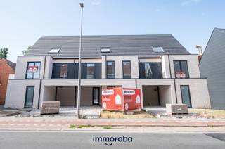 Een weldoordacht project van 3 knappe, ruime woningen in volle centrum vlakbij handelszaken, scholen en openbaar vervoer. Duurzaam en ecologisch gebouwd met een perfecte zuidwest oriëntatie. Iedere woning heeft minimum 3 slaapkamers en kan worden voorzien van een 4de en zelfs 5de slaapkamer (op de zolderverdieping).<br /><br />Energiezuinige woningen dankzij o.a. vloerverwarming, warmtepomp en zonnepanelen.<br />Wij zorgen voor de volledige afwerking met hoogwaardige materialen door vakmensen uit de buurt: zelfs de opritten, terrassen, tuinhuizen, wadi's, carports en extra parkeerplaatsen worden voorzien. Afwerkingsmaterialen kunnen worden gekozen naar eigen smaak.<br />Hierover vindt u meer info in ons lastenboek.<br />Wenst u het lastenboek, overzicht kosten en de plannen te ontvangen? Graag mailen naar sylvie@immoroba.be.<br /><br />Aankoop met 6% BTW mogelijk, ook voor investeerders!