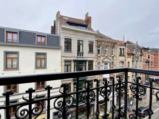 Op een boogscheut van het Sint-Bonifaas plein, in een rustige straat, stellen wij u dit prachtige Hausmanniaanse appartement voor van 116m2...