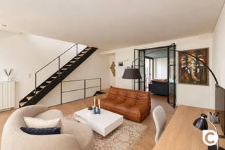 <p><span>Exclusieve stadswoning met 4 slaapkamers en grandioos dakterras !</span></p><p><span> </span></p><p><span>Een verborgen parel boven in het hart van Antwerpen </span></p><p><span> </span></p><p><span>Welkom in deze moderne stadswoning aan de Stijfselrui 9, gelegen in een rustige zijstraat van het Hessenplein. De woning werd in 2019 volledig gerenoveerd en biedt vandaag een aangename combinatie van hedendaags comfort, praktische indeling en verrassend veel ruimte. </span></p><p><span> </span></p><p><span>Met 4 slaapkamers, meerdere buitenruimtes en als blikvanger een royaal dakterras met zicht op onder meer de Boerentoren, het MAS en de Kathedraal, is dit een woning die u op elke verdieping opnieuw weet te verrassen.</span></p><p><span> </span></p><p><span>Toplocatie in het hart van Antwerpen</span></p><p><span> </span></p><p><span>De Stijfselrui bevindt zich op een bijzonder gegeerde locatie in het historische centrum van Antwerpen. Het Hessenplein ligt letterlijk om de hoek en ook de Grote Markt, Meir en Scheldekaaien bevinden zich op wandelafstand. </span></p><p><span> </span></p><p><span>Ook het bruisende Eilandje ligt vlakbij, met zijn gezellige restaurants, terrassen, musea en jachthaven. Hier woont u dus midden in het Antwerpse stadsleven, met alles wat de stad te bieden heeft binnen handbereik.</span></p><p><span> </span></p><p><span>Indeling</span></p><p><span> </span></p><p><span>Bij het binnenkomen wordt u verwelkomd in een aangename en ruime inkomhal. Meteen rechts bevindt zich de eerste kamer, momenteel ingericht als bureau. Dankzij de grote stalen raampartijen is dit een bijzonder aangename en lichtrijke werkplek. Wenst u vier slaapkamers, dan kan deze ruimte eenvoudig als vierde slaapkamer worden ingericht. Met een melkfolie op het glas creëert u bovendien de nodige privacy.</span></p><p><span> </span></p><p><span>Achteraan op deze verdieping bevindt zich de ruime slaapkamer. De kamer beschikt over praktische ingemaakte kasten en een bureau en staat rechtstreeks in verbinding met de ensuite badkamer. Deze is uitgerust met een lavabo, ligbad en aparte inloopdouche met automatische ventilatiesysteem.</span></p><p><span>Een bijzonder detail is de aansluitende buitenruimte met rivierkeien. Hier werd destijds bewust door de architect een boom aangeplant die bij volledige groei boven de woning zal uitkomen. Een origineel en groen element dat deze stadswoning een heel eigen karakter geeft. Verder is er op deze verdieping een apart toilet.</span></p><p><span> </span></p><p><span>Via de moderne open stalen trap met houten treden bereikt u de eerste verdieping. Hier bevinden zich twee volwaardige slaapkamers, beide voorzien van praktische ingemaakte kasten. Daarnaast is er een tweede badkamer met dubbele lavabo, inloopdouche en automatische ventilatie. </span></p><p><span>Ook aan praktisch comfort werd gedacht: in de hal is een berging netjes weggewerkt achter een schuifdeur, met plaats voor wasmachine en droogkast. Op deze verdieping bevindt zich eveneens een apart toilet.</span></p><p><span> </span></p><p><span>De tweede verdieping vormt het leefgedeelte van de woning. Hier bevindt zich een ruime leefruimte op doorlopende parketvloer en handige ingemaakte kasten. Dankzij de dubbele stalen deur kan u deze ruimte flexibel indelen, bijvoorbeeld met een aparte leeshoek, zithoek of extra werkplek. Ook hier is een apart toilet aanwezig.</span></p><p><span> </span></p><p><span>Op de derde verdieping komt u in de ruime keuken. Deze is uitgerust met een inductiekookplaat met dampkap, koelkast, vriezer, spoelbak en combi-oven en beschikt over voldoende opbergruimte. Er is bovendien plaats voor een grote eettafel, waardoor dit een aangename plek wordt om samen te komen.</span></p><p><span>Een bijzonder praktische troef is de goed verborgen goederenlift, die tot deze verdieping komt. Boodschappen naar boven brengen hoeft hier dus niet langer via de trap. Aansluitend aan de keuken bevindt zich nog een terras.</span></p><p><span> </span></p><p><span>Op de bovenste verdieping bevindt zich het ruime dakterras, een bijzonder aangename buitenruimte waar u in alle rust kunt genieten van het weidse uitzicht over Antwerpen. Met zicht op onder meer de Boerentoren, het MAS en de Kathedraal krijgt u hier een mooi beeld van de stad. Een fijne plek om te ontspannen, te genieten van de avondzon of gezellig samen te zijn met vrienden. </span></p><p><span> </span></p><p><span>Ondergronds beschikt de woning bovendien over een kelder.</span></p><p><span> </span></p><p><span>Troeven</span></p><p><span> </span></p><p><span>·Totaalrenovatie in 2019 met EPC-label B </span></p><p><span>·4 slaapkamers</span></p><p><span>·Riante dakterras met panoramisch met zicht op Boerentoren, MAS en Kathedraal</span></p><p><span>·Voor- en achtergevel geïsoleerd en afgewerkt met crepi</span></p><p><span>·Praktische goederenlift</span></p><p><span>·Absolute toplocatie </span></p><p><span> </span></p><p><span>Een woning die blijft verrassen</span></p><p><span> </span></p><p><span>Van de eerste kamer tot de ruime leefverdieping en van de praktische goederenlift tot het indrukwekkende dakterras: deze woning biedt op elke verdieping iets bijzonders. Modern, ruim en verrassend compleet, met als absolute troef een buitenruimte die u een heel ander perspectief op Antwerpen geeft.</span></p><p><span>Een woning voor wie centraal wil wonen, maar tegelijk nood heeft aan ruimte, comfort en een plek waar u even boven de drukte van de stad kunt uitstijgen.</span></p><p><span> </span></p>