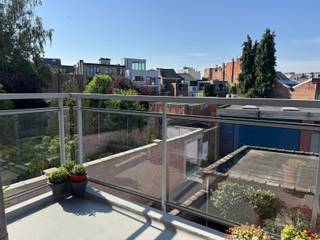 Dit te renoveren appartement met 3 slaapkamers is gelegen op wandelafstand van winkels, openbaar vervoer, scholen en alle nodige faciliteiten. Ook de verbinding met invalswegen is uitstekend, waardoor u in een mum van tijd in het centrum of op de snelweg bent.Het appartement biedt met zijn ruime indeling en achterliggend terras heel wat mogelijkheden voor wie op zoek is naar een appartement dat volledig naar eigen smaak kan worden ingericht. Dankzij de grote raampartijen is het een zeer lichtrijk appartement met een open gevoel.Via de inkomhal met vestiaire en WC bereiken we de living(L-vorm) met aansluitend de keuken. De nachthal geeft toegang tot de 3 slaapkamers, badkamer en wasplaats. Verder beschikt het appartement nog over een zonneterras.Mogelijkheid tot aankoop van een achtergelegen bovengrondse garage