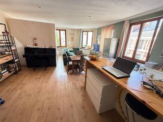 Handelshuis op supertoffe ligging in het centrum van Antwerpen. Het gebouw is gelegen vlakbij openbaar vervoer, winkels, restaurants en ligt op wandelafstand van het Stadspark. Ingedeeld met 4 appartementen met 1 slaapkamer.<br /><br /><u><strong>Indeling: </strong><br />Kelder: </u><br /><u>Gelijkvloers:</u><br />Living: 52,5 m², polybeton<br />Open ingerichte keuken met kasten, kookfornuis, dampkap, combi-oven, frigo met vriesvak.<br />Afzonderlijk toilet met handenwasser.<br />Slaapkamer. <br />Hal.<br />Badkamer op -1: +/- 9 m², hangtoilet, ligbad, douche, dubbele lavabo, polybeton.<br />Berging 1 op -1: +/- 1.5 m².<br />Berging 2 op -1: +/- 12.5 m², polybeton<br />Berging 3 op -1: +/- <br />Eerste verdieping:  2 m², aansluiting wasmachine en droogkastn.<br />Nachthal op -1: +/- 6.5 m², polybeton.<br />Slaapkamer op -1 : +/- 16 m², linoleum, in gebruik als opslag.<br />Living: +/- 35 m²,  laminaat.<br />Open ingerichte keuken met eiland, kookfornuis, vaatwasser, frigo met vriesvak, oven.<br />Hal : +/- 1,5 m², laminaat. <br />Slaapkamer: +/- 16 m², laminaat.<br />Open badkamer aan slaapkamer met douche, lavabo, ingebouwde spots.  <br />Berging: +/- 3.25 m², laminaat, aansluiting wasmachine.<br />Afzonderlijk toilet met handenwasser.<br /><u>Tweede verdieping:</u><br />Living op  laminaat, +/- 40 m² .<br />Open ingerichte keuken voorzien van kookfornuis, wasbak en dampkap en kasten.<br />Slaapkamer: +/- 11,5 m², laminaat.<br />Badkamer: +/- 5 m², douche, lavabo en aansluiting wasmachine, toilet.<br />Nachthal: laminaat +/- 1,5m².<br /><u>Derde verdieping:</u><br />Living: +/- 30 m², laminaat. <br />Open ingerichte keuken op laminaat met kookfornuis, dampkap, wasbak, frigo en kasten. <br />Slaapkamer: +/- 11 m², laminaat.<br />Badkamer open slaapkamer voorzien van lavabo en douche.  <br />Afzonderlijk toilet met handenwasser.<br /><br />Verwarming op elektriciteit. Houten ramen met dubbele beglazing.<br /><br />Maandelijkse huuropbrengst: <br />Gelijkvloers: € 675 per maand<br />Eerste verdieping: € 780 per maand<br />Tweede verdieping: € 640 per maand<br />Derde verdieping: € 600 per maand<br />Totale maandelijkse huuropbrengst: € 2.695 per maand <br />Totale jaarlijkse huuropbrengst: €32.340 per jaar.