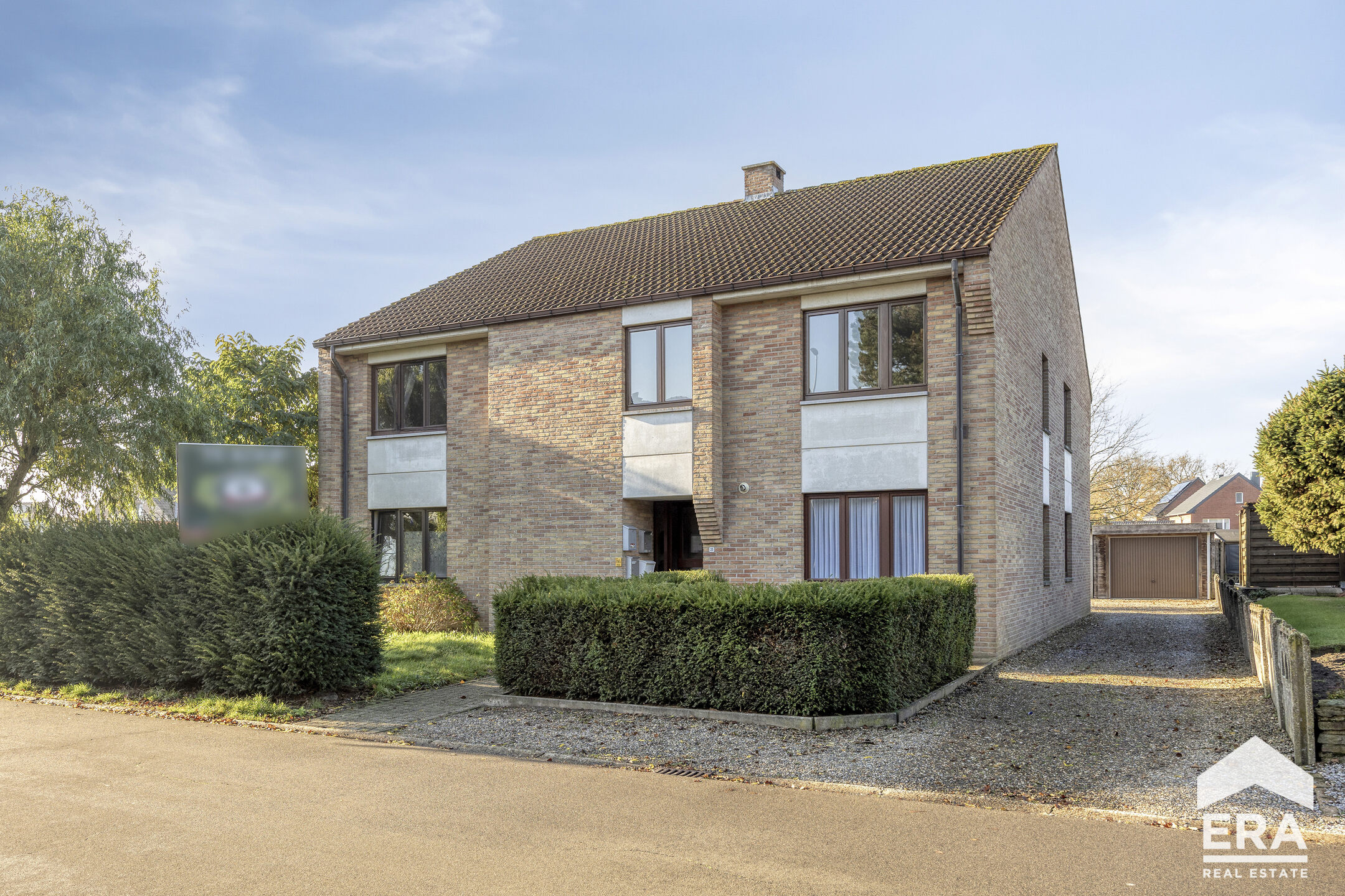 Gelijkvloers appartement met tuintje en garage te koop - foto 1