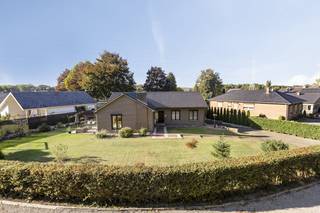 Algemeen:- verwarming via aardgas met radiatoren (2020)- houten ramen met dubbele beglazing, deels enkel glas- EPC 396 kWh/m²- Bouwjaar 1976 maar...