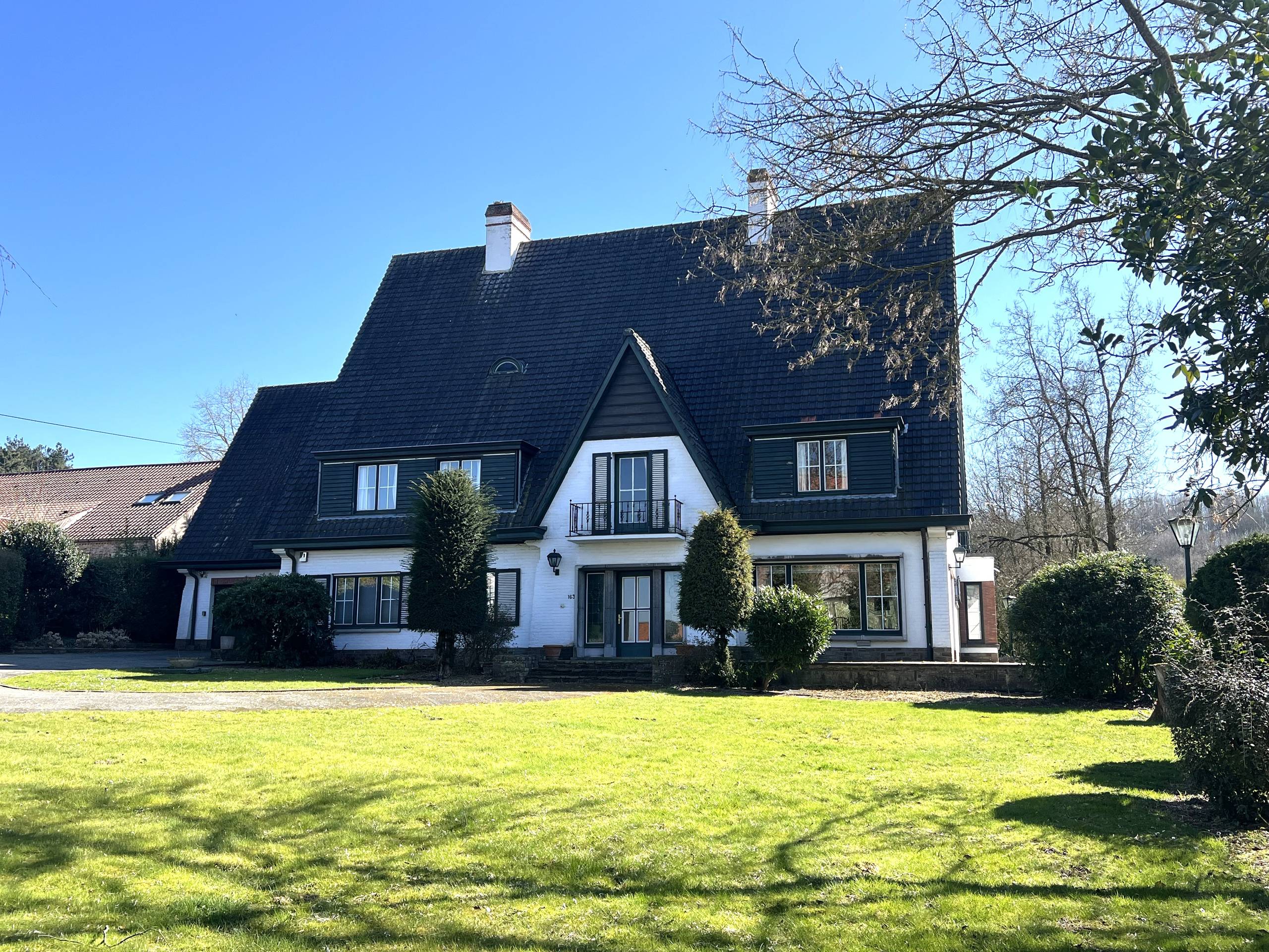 Uniek landhuis op een terrein van 3870m² met aangelegde zuidgerichte tuin en garage! - foto 1