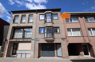 Welgelegen, groot &amp; lichtrijk éénslaapkamer-appartement met 2 terrassen (eentje vooraan en één achteraan)!<br /><br />De flat is gelegen op de derde verdieping en beschikt verder over een living, een ruime keuken en een badkamer met douchecel, lavabo, toilet en een aansluiting voor een wasmachine.<br /><br />Er is geen lift in het gebouw aanwezig, wat voordelig is voor de gemeenschappelijke kost: is maar € 40 per maand.<br />Alle verbruiksmeters (water en elektriciteit) op privatieve meters (kost komt er apart bij). Verwarming met elektriciteit (o.a. een accumulatie-radiator in de living).<br /><br />Welgelegen nabij het stadspark en op wandelafstand van het volle centrum!<br /><br />VRIJ op 1 MAART, maar vanaf 15 JANUARI kan het ook.<br />Professionele aftrek toegelaten, maar domicilie nemen is er verplicht (dus niet geschikt voor studenten). Huurcontract 9 jaar (3-6-9). Niet geschikt voor huisdieren.<br /><br /><em>Uitsluitend te bezichtigen na TELEFONISCH contact op 016 23 44 16 (niet via mail aub, bedankt).<br />VIEWINGS ONLY AFTER CALLING US ON 016 23 44 16; not by email please, thx.</em><br /> 