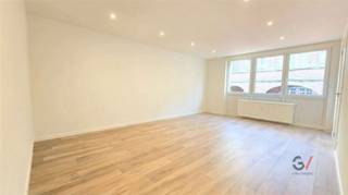 <p><b>Appartement élégant au cœur de Louvain</b></p> <p>Découvrez ce bel appartement à Louvain, parfaitement situé pour ceux qui recherchent confort et modernité. Avec une surface habitable de 75m², il y a deux chambres spacieuses et lumineuses, idéales pour un couple ou une petite famille. Le salon respire la convivialité, avec de belles grandes fenêtres qui laissent entrer beaucoup de lumière naturelle.</p> <p>La cuisine moderne et élégante est équipée d'appareils électroménagers de haute qualité et offre beaucoup d'espace pour préparer de délicieux repas. Le design chic offre une finition élégante qui plaira même aux amateurs de cuisine les plus exigeants. La salle de bains est décorée avec goût, avec des carreaux contemporains et des équipements soignés.</p> <p>L'un des atouts de cet appartement est son balcon confortable, où vous pourrez vous détendre et savourer une tasse de café tout en profitant de la tranquillité des lieux. Malheureusement, il n'y a pas de garage, mais vous êtes à proximité de la ville animée, où tout est facilement accessible.</p> <p>Cet appartement est idéal pour ceux qui recherchent un logement moderne et prêt à être emménagé dans l'une des villes les plus charmantes de Belgique. Ne manquez pas cette opportunité unique et venez vite jeter un coup d'œil !</p>
