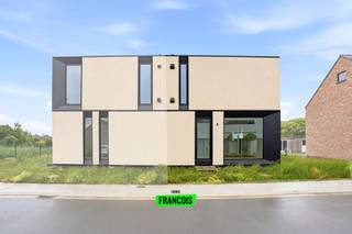 Ontdek deze stijlvolle halfopen woning te koop in Krombeke, waar hedendaags wooncomfort en een rustige woonomgeving perfect samenkomen. Deze instapklare eigendom uit 2024 biedt alle ruimte voor wie op zoek is naar een moderne gezinswoning met toekomstgerichte technieken.<br /><br />In de Burgemeester Deblockstraat in Krombeke geniet u van een aangename ligging met vlotte bereikbaarheid en een rustige omgeving. Deze ruime woning beschikt over een bewoonbare oppervlakte van 115 m² en werd doordacht ontworpen met oog voor comfort en energiezuinig wonen. Binnenin vindt u een lichtrijke leefruimte die naadloos aansluit op de keuken en de buitenomgeving. Met drie volwaardige slaapkamers en een badkamer biedt deze woonst alle ruimte voor gezinnen, starters of wie extra plaats wenst. De tuin wordt nog aangelegd, waardoor u deze volledig naar eigen smaak kan afwerken en optimaal kan genieten van het buitenleven. Dankzij de kwalitatieve afwerking is deze woning volledig instapklaar.<br /><br />De indeling gaat als volgt: <br /><br />inkom - wc - leefruimte - keuken - berging<br /><br />nachthal - 3 slaapkamers - badkamer<br /><br />Benieuwd naar deze woning in Krombeke? Vraag vandaag nog uw bezoek aan via Immo Francois en ontdek zelf de troeven van deze eigendom. Vanuit onze sterke aanwezigheid in Poperinge, Vleteren, Heuvelland en Mesen begeleiden wij u graag persoonlijk bij uw zoektocht naar uw nieuwe thuis.<br /><br />Technische kenmerken:<br /><br />- Lucht-lucht warmtepomp<br /><br />- 8 zonnepanelen en thuisbatterij<br /><br />- AEG toestellen in de keuken<br /><br />Denk je eraan om je woning in Poperinge te verkopen? Neem vrijblijvend contact op met Aline van Immo Francois in Poperinge voor een gratis schatting via aline@immofranocis.be.<br /><br />