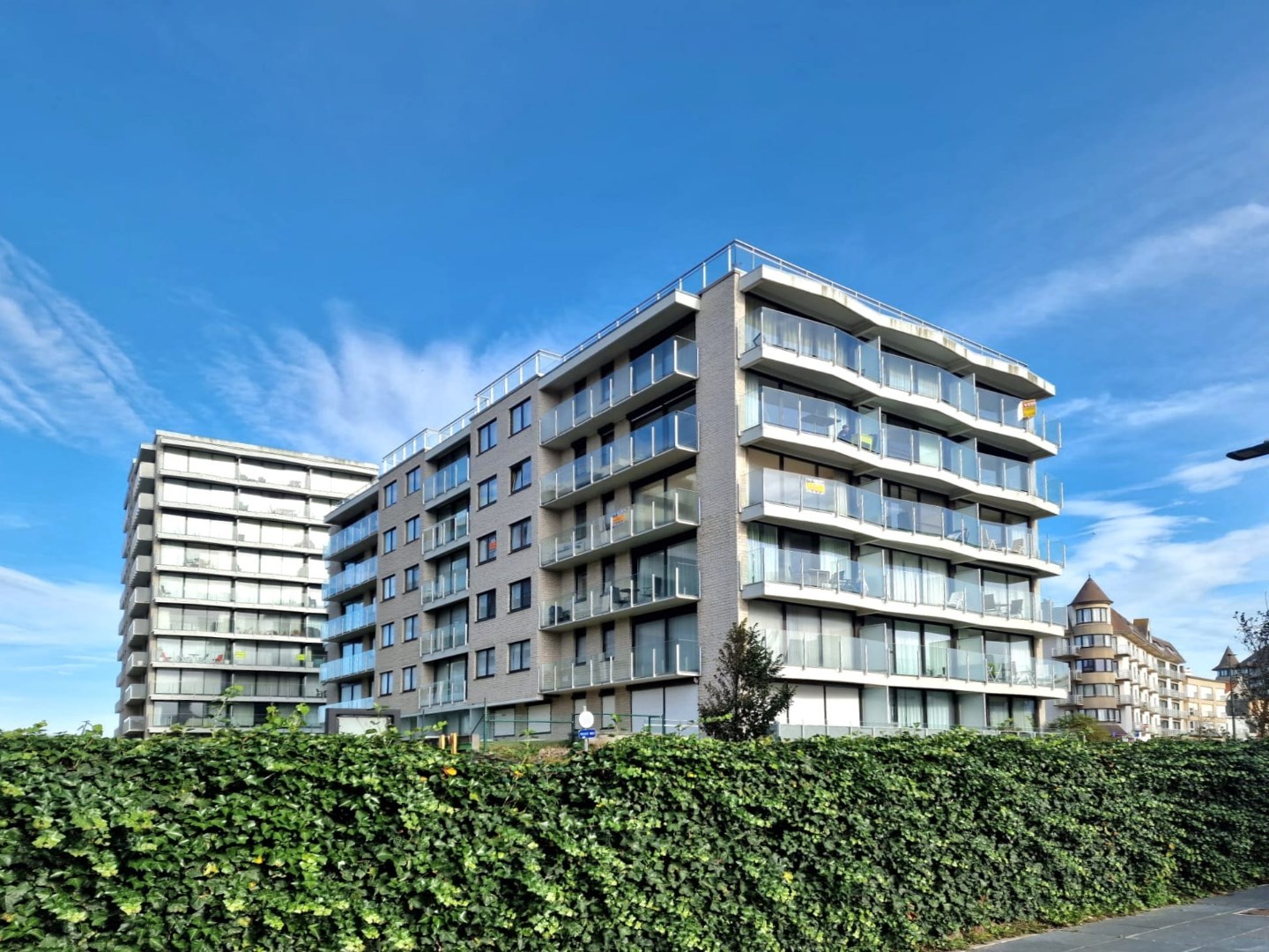 GROTE GARAGEBOX MET 4 PARKEERPLAATSEN (nummers 116-117-118-119) TE KOOP ONDER DE RESIDENTIES "SANDERLING + SANDPIPER" gelegen in de Kapellelaan 2 te De Panne - foto 1
