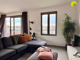 <p><span>Tweeslaapkamerappartement met terras op toplocatie in Boechout!</span></p><p><span> </span></p><p><span>Het appartement bevindt zich op wandelafstand van alle nodige faciliteiten zoals openbaar vervoer, winkels, ...</span></p><p><span> </span></p><p><span>Indeling:</span></p><p><span>Dit appartement, gelegen op de tweede verdieping, is toegankelijk via de trap. We betreden het appartement via de inkomhal. De inkomhal beschikt over een berging (met aansluiting voor wasmachine en droogkast) en geeft ons toegang tot het gastentoilet. Vervolgens vinden we de ruime woonkamer die over veel natuurlijk lichtinval beschikt. Aansluitend vinden we de open keuken, deze is voorzien van toestellen (koelkast met vriesvak, lavabo, combi-oven, kookplaat, dampkap) en opebergkasten. Het appartement beschikt over twee volwaardige slaapkamers. De badkamer is toegankelijk via de nachthal. Deze is uitgerust met een lavabomeubel met spiegel en een douche. Via de woonkamer krijgen we toegang tot het zuidgericht terras. Tot slot beschikt het appartementsgebouw over een gedeelde garage, deze wordt momenteel gebruikt als fietsenstalling.</span></p><p><span> </span></p><p><span>Praktische info:</span></p><p><span>- EPC-score: </span><span>90 kWh/m²/jaar</span></p><p><span>- Instapklaar</span></p><p><span>- Gedeelde garage - fietsenberging</span></p><p><span>- Beschikbaarheid: 01/09/2026</span></p><p><span>- Geen gemeenschappelijke kosten!</span></p><p><span>- Huurwaarborg: 3 maanden huur</span></p><p><span> </span></p><p><span>PLAN VANAF NU ZELF JOUW AFSPRAAK IN VIA ONZE ONLINE MODULE!!! </span></p><p><span>Surf naar het betreffende eigendom op onze website <span>www.habicom.be</span></span><span> en klik vervolgens op de roze knop</span><span> 'PLAN EEN BEZOEK'.</span></p><p><span> </span></p>