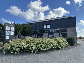 Ruime en strategisch gelegen bedrijfsruimte van 17 m² in het hart van Hoeselt.Bent u op zoek naar een ruime en flexibele locatie voor uw onderneming? In ons business center aan de Groenstraat 6 in Hoeselt bieden wij een unieke ruimte van 17 m² aan, die volledig naar uw wensen kan worden ingericht.Deze open en lichte ruimte is ideaal voor diverse doeleinden. Of u nu een groot kantoor, een creatieve workshop, een moderne showroom of een opleidingscentrum wilt vestigen, de mogelijkheden zijn eindeloos. De oppervlakte biedt meer dan genoeg plaats om een productieve en comfortabele werkomgeving te creëren voor uw team en om uw klanten professioneel te ontvangen.Toplocatie met uitstekende bereikbaarheidDe locatie is een van de grootste troeven. Gelegen in Hoeselt, geniet u van een vlotte verbinding met belangrijke invalswegen, waardoor u en uw klanten het pand moeiteloos kunnen bereiken. Daarnaast hoeft u zich nooit zorgen te maken over parkeerplaats. Er is ruime parkeergelegenheid direct bij het gebouw beschikbaar, een essentieel comfort voor u, uw medewerkers en uw bezoekers.Kies voor een professionele uitstraling en het gemak van een instapklare, ruime locatie op een goed bereikbare plek. Dit is de perfecte kans om uw bedrijf verder te laten groeien.Neem contact met ons op voor meer informatie of om een bezichtiging in te plannen.