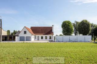 Ontdek deze instapklare landelijke villa, rustig gelegen aan een privétoegangsweg in het charmante Hulste.Deze woning bevindt zich op een ruim...