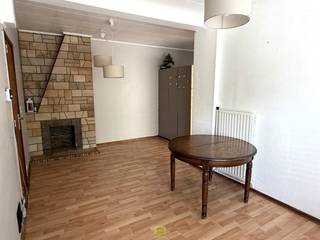 <strong>Betaalbaar en energiezuinig gelijkvloers appartement: </strong><span><span><span><span><span><span><span><span><span><span><span><span><span><span>Op zoek naar een betaalbaar appartement met veel potentieel? Dan is dit een uitstekende kans. <strong>Mobiscore: 9/10</strong></span></span></span></span></span></span></span></span></span></span></span></span></span></span><br /><span><span><span><span><span><span><span><span><span><span><span><span><span><span>Dit appartement beschikt over een </span><span><strong>gunstig EPC-label B</strong></span><span>, een </span><span><strong>conforme elektrische installatie</strong></span><span> en is </span><span><strong>asbestveilig! </strong></span><span>Dat betekent dat er <strong>geen grote of onverwachte renovatie</strong>kosten te verwachten zijn. </span></span></span></span></span></span></span></span></span></span></span></span></span></span><span><span><span><span><span><span><span><span><span><span><span><span><span><span>De keuken kan naar eigen smaak worden vernieuwd (zie voorbeeld foto 4) maar verder is het appartement onmiddellijk bewoonbaar. Ideaal voor wie naar eigen smaak wil inrichten zonder ingrijpende investeringen. Nog een troef: de garage direct aan het appartement, verder nog de lleefruimte met keukenhoek, 1 slaapkamer, de badkamer met vernieuwde douche, een ruime berging. Deze koop is voordeliger dan te</span></span></span></span></span></span></span></span></span></span></span></span></span></span><span><span><span><span><span><span><span><span><span><span><span><span><span><span><strong> </strong>huren</span><span>, waardoor dit een interessante keuze is voor zowel <strong>eigen bewoning als investering.</strong> Dankzij de goede energieprestatie en beperkte kosten is het appartement ook </span><span><strong>uitstekend geschikt voor verhuur</strong></span><span>. </span></span></span></span></span></span></span></span></span></span></span></span></span></span><span><span><span><span><span><span><span><span><span><span><span><span><span><span>Een betaalbare woon- of investeringskans met veel troeven. </span></span></span></span></span></span></span></span></span></span></span></span></span></span><br />