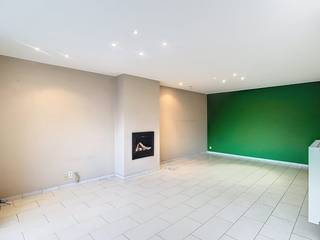 Cette maison/appartement au premier étage est située dans la Hondstraat. Un salon de beauté est situé au rez-de-chaussée. Les premier et...