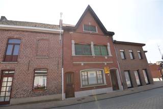 Ruime woning met statige gevel in het hart van Wevelgem, op 150m van het station, ruime inkom, aparte ingerichte keuken, terras, 3 slaapkamers, grote zolder volledig geïsoleerd.