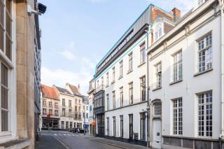 Midden in het historische hart van Antwerpen, aan de Keizerstraat, bevindt zich dit stijlvolle penthouse op een absolute toplocatie. U woont hier letterlijk op wandelafstand van de Grote Markt, de Meir, de Groenplaats en het bruisende stadsleven met zijn talrijke restaurants, gezellige cafés en winkels. Een unieke combinatie van centraal wonen en thuiskomen in alle rust, met als absolute troef een ruim dakterras met prachtige zichten over de stad.<br /><br />Bij het betreden van het appartement wordt u onmiddellijk verrast door de ruime en bijzonder lichtrijke leefruimte. De grote raampartijen zorgen voor een overvloed aan natuurlijk licht en creëren een aangenaam gevoel van ruimte. De mooie parketvloer, gecombineerd met de sfeervolle haard, geeft het geheel een warme en karaktervolle uitstraling. De open keuken sluit perfect aan bij de leefruimte en is uitgerust met de nodige inbouwtoestellen.Vanuit de keuken is er bovendien toegang tot een praktische berging. Het appartement is daarnaast voorzien van airconditioning, wat zorgt voor extra comfort.<br /><br />Het slaapgedeelte bevindt zich achteraan en is bereikbaar via de nachthal, die voorzien is van een volledige wand met ingemaakte kasten. De master bedroom beschikt over een ensuite badkamer met dubbele wastafel, ruime inloopdouche en toilet. Daarnaast bevindt zich een tweede volwaardige slaapkamer, eveneens voorzien van ingemaakte kasten. De tweede badkamer beschikt over een wastafel en ligbad. Een afzonderlijk gastentoilet vervolledigt het appartement.<br /><br />De bovenverdieping is momenteel ingericht als bureau en biedt, afhankelijk van uw wensen, de mogelijkheid om een derde slaapkamer te creëren. Vanuit deze ruimte heeft u rechtstreeks toegang tot het ruime dakterras, dé troef van deze penthouse, waar u geniet van unieke zichten over de Antwerpse binnenstad.<br /><br />Tot slot is er een parking bij aan te kopen aan 45.000 EUR. <br /><br />Interesse in deze unieke woonst?<br />Contacteer LISTED voor een bezoek: +32 283 51 51.