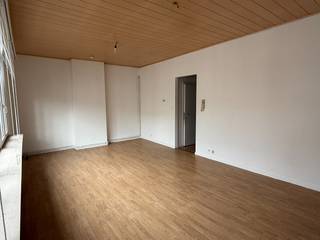 Dit appartement is gelegen op de tweede verdieping van een kleinschalig gebouw. Indeling: een inkomhal, een keuken uitgerust met een elektrische kookplaat, een dampkap, koelkast, diepvries, oven, vaatwasmachine en opbergkasten. Een aparte bergplaats met CV ruimte en aansluiting voor een wasmachine. Er is een woon- en eetkamer 27m² en een badkamer voorzien van een douche, een toilet en een wandmeubel met lavabo. Tevens is er een aparte slaapkamer 14m² en op de gelijkvloerse verdieping is er een autostaanplaats beschikbaar in het garagecomplex. Er is een maandelijkse provisie voor het waterverbruik. Op een boogscheut van Singel, Markgravelei, Broederminstraat, het Openbaar vervoer, scholen en winkels ....