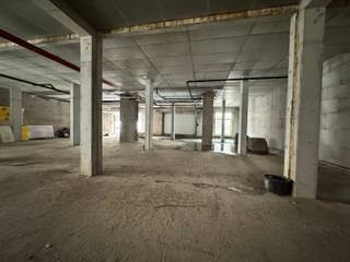 Located in the Tannat project in the heart of Molenbeek, this superb CASCO commercial space of 1,231 m² is integrated into a neighborhood...