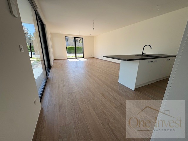 Te huur: stijlvol nieuwbouwappartement (gelijkvloers) met 2 slaapkamers in hartje Eksel - foto 4