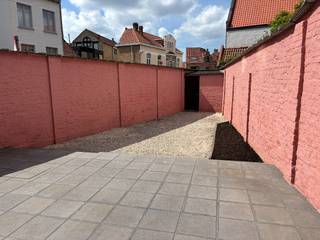 Modern en lichtrijk gelijkvloers appartement op wandelafstand van centrum Brugge in een charmante herenwoning met inkom, leefruimte met...