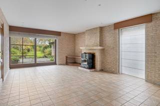 Bijzonder ruime woning met inpandige garage en 3 slks op een perceel van 1218 m².<br /><br />Deze toch wel unieke woning staat te koop in de Leiestraat te Kuurne. Een centrumstraat met alle nodige voorzieningen op wandelafstand. Dergelijke oppervlaktes zijn dan ook zeer uniek op deze centrumligging.<br /><br />De leefruimte is gelegen achteraan de woning en vormt een open geheel met de keuken. Een groot raampartij accentueert het aangenaam terras en weelderige tuin vanuit de leefruimte. Verder is er op het gelijkvloers een inpandige garage (zeer ruim) met apart douchevoorziening.<br /><br />Het verdiep bevat 3 echt ruime slaapkamers en een badkamer. Overal parket en overal gebruik van massief eik. De badkamer is voorzien van een groot bad, toilet en wasmeubel. Een schuifladder brengt ons naar de zolder. Hier zijn diverse mogelijkheden mogelijk.<br /><br />De tuin! Heeft een grote vijver, een siervijver, overdekt terras, gemetst tuinhuis/bijhuis en heeft vooral veel privacy.<br /><br />PLUSPUNTEN:<br />+ 1218 m² op een centrumligging<br />+ inpandige garage<br />+ gevoel voor ruimte