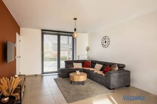 Deze recente woning uit 2022 verwelkomt je met een warme, hedendaagse uitstraling en een comfortabele indeling die perfect aansluit bij het leven van een modern gezin.<br /><br />EPC label A / E20 - BEN-woning - Vrijstelling onroerende voorheffing tot 2027 / Zonnepanelen / CV Aardgas / Regenwaterput 7.500 L / Zonnescreens en -luifel.<br /><br />De leefruimte met open keuken baadt in het licht en vormt een gezellige, ruime plek waar koken, eten en ontspannen naadloos in elkaar overvloeien. Dankzij de aangrenzende berging en het aparte toilet blijft alles praktisch en georganiseerd, elke dag opnieuw.<br /><br />Via de leefruimte bereik je het grote zuid gerichte terras, ideaal voor zomerse familiemomenten, terwijl de tuin een veilige en groene omgeving biedt voor kinderen om te spelen. De achterliggende verharde weg zorgt voor een vlotte toegang langs de achterzijde, wat bijzonder handig is voor fietsen, tuinmateriaal of extra bereikbaarheid. Op de oprit is er plaats voor twee wagens, zodat parkeren altijd zorgeloos verloopt.<br /><br />Op de eerste verdieping ontdek je drie aangename slaapkamers, waarvan er 2 zijn voorzien van maatkasten. Twee modern afgewerkte badkamers zorgen voor vlotte ochtenden. De vaste trap naar de zolder creëert extra mogelijkheden, zoals een vierde slaapkamer, bureau of hobbyruimte, volledig aanpasbaar aan jouw toekomstplannen.<br /><br />Met een EPC-label A, zonnepanelen en een ventilatiesysteem D, ben je verzekerd van een energiezuinige en gezonde woonomgeving. Daarbovenop geniet je nog tot 2027 van vrijstelling van onroerende voorheffing, wat deze woning ook financieel extra aantrekkelijk maakt.<br /><br />De ligging is een absolute troef: een familiale buurt waar je in alle sereniteit woont, maar toch geniet van een uitstekende bereikbaarheid. Scholen, winkels, sportmogelijkheden en belangrijke verbindingswegen bevinden zich op korte afstand, waardoor comfort en mobiliteit hand in hand gaan.<br /><br />Deze woning biedt een uitzonderlijke combinatie van moderne afwerking, ruim leefcomfort, energie-efficiëntie en een sterke, uitmuntende locatie.<br /><br />Wacht niet langer en vraag vandaag nog jouw bezoek aan – deze woning moet je absoluut zelf ervaren.