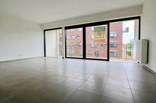 Instapklaar appartement voorzien van alle moderne comfort, een terras en een ondergrondse standplaats in het centrum van Eeklo. De indeling: een...