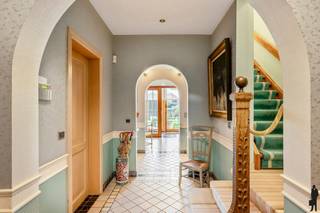 <p><strong>Prachtige en ruime woning gelegen in een rustige doodlopende straat te Mechelen.</strong></p>
<p><strong>BEKIJK ZEKER ONZE (VIRTUELE) GRONDPLANNEN EN ATTESTEN VOOR DE INDELING EN EXTRA INFORMATIE.</strong></p>
<p><strong>SPECIFIEKE KENMERKEN:</strong></p>
<ul>
<li>Perfect onderhouden woning in een rustige en gegeerde straat te Mechelen</li>
<li>Uitzonderlijk ruime bewoonbare oppervlakte van ca. 425 m²</li>
<li>Tal van mogelijkheden dankzij de indeling, het woonvolume en de toplocatie</li>
<li>Mooi aangelegde tuin op het zuiden met meerdere terrassen en een pergola</li>
<li>Unieke combinatie van rust en privacy, met een vlotte bereikbaarheid via de E19 (Antwerpen - Brussel)</li>
<li>Gelegen nabij winkels, scholen en openbaar vervoer</li>
<li>Bijgebouw met talloze mogelijkheden</li>
<li>Dubbele inpandige garage en een praktische (wijn)kelder</li>
</ul>
<p><strong>TECHNISCHE KENMERKEN:</strong></p>
<ul>
<li>Gunstige EPC-score: 179 kWh/(m²/jaar) – Label B</li>
<li>Elektrische installatie niet conform AREI (offerte conformstelling ca. €2.600-, incl. BTW)</li>
<li>Asbestveilig</li>
<li>Hardhouten (Teak) schrijnwerk met dubbele beglazing</li>
<li>Elektrische rolluiken</li>
<li>Verwarming op aardgas via radiatoren en convectoren</li>
<li>Haard met houtkachel</li>
<li>Airconditioning (verwarmen/koelen)</li>
<li>Alarminstallatie en videofoon</li>
<li>Tuin voorzien van beregeningssysteem</li>
</ul>
<p><strong>INDELING:</strong></p>
<p><u>Gelijkvloers:</u></p>
<ul>
<li>Ruime inkomhal met apart gastentoilet en ingebouwde vestiaire</li>
<li>Gezellige en lichtrijke leefruimte met toegang tot de tuin</li>
<li>Keuken met aanpalende erker / eetkamer</li>
<li>Dubbele inpandige garage met elektrische poorten</li>
<li>Aparte bureauruimte mogelijk</li>
<li>Poolhouse</li>
</ul>
<p><u>Eerste verdieping:</u></p>
<ul>
<li>Master bedroom (ca. 30 m²) met en-suite dressing en badkamer</li>
<li>3 slaapkamers (momenteel ingericht als 2 slaapkamers en 1 bureau)</li>
<li>Tweede badkamer met ligbad en dubbele lavabo</li>
<li>Apart toilet</li>
<li>Aparte dressing</li>
<li>Wellness ruimte met sauna en stoombad</li>
</ul>
<p><u>Zolder:</u></p>
<ul>
<li>Bergzolder bereikbaar via vlizotrap</li>
</ul>
<p><u>Kelderverdieping:</u></p>
<ul>
<li>Kelderberging / wijnkelder (ca. 65 m²)</li>
</ul>