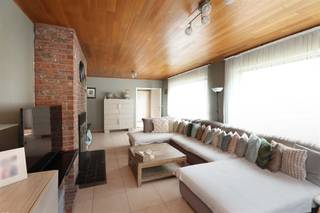 Ruime woning met 5 slaapkamers, residentieel en groen gelegen op een prachtig perceel van 16a24ca Omgeving:+ Groen en centraal gelegen+ Supermarkten,...