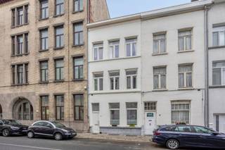 <p><span>Karaktervolle eengezinswoning met 4 slaapkamers, 2 badkamers en uniek vergund dakterras</span></p><p><span>Gelegen aan de poorten van het Zuid, tussen de gegeerde Anselmobuurt en de levendige Brederodestraat, geniet deze karaktervolle eengezinswoning van een topligging met alle voorzieningen binnen handbereik: winkels, horeca, scholen en openbaar vervoer bevinden zich op wandelafstand.</span></p><p><span>Deze ruime gezinswoning combineert authentieke charme met een praktische indeling en tal van troeven. De gezellige woon- en leefruimte wordt gekenmerkt door hoge plafonds en staat in verbinding met een prachtige lichtpatio, die niet alleen voor een overvloed aan natuurlijk licht zorgt, maar ook een aangename extra buitenruimte creëert.</span></p><p><span>De woning beschikt over vier volwaardige slaapkamers en twee badkamers. Op de eerste verdieping bevindt zich een stijlvolle masterverdieping in cascade, met een ruime badkamer en een tweede kamer die perfect kan dienen als dressing, bureau of kinderkamer. De tweede verdieping omvat nog twee ruime slaapkamers en een tweede douchekamer, ideaal voor een groter gezin of gasten.</span></p><p><span>De absolute blikvanger bevindt zich helemaal bovenaan: een </span><span>vergund dakterras over de volledige oppervlakte van de woning</span><span>. Een uitzonderlijke buitenruimte die tal van mogelijkheden biedt om te ontspannen, gasten te ontvangen of simpelweg te genieten van de zon en het uitzicht. </span><span>Eén woord: uniek.</span></p><p><span>Een woning boordevol karakter, ruimte en potentieel, gelegen op een van de meest gegeerde locaties van Antwerpen.</span></p>