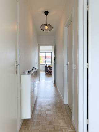 KIJKWEEKEND 26 &amp; 27 september (enkel op afspraak)

Het appartement ligt op de tweede en bovenste verdieping van een kleinschalig gebouw in Merksem. Het beschikt over 71 m² bewoonbare oppervlakte (cfr. EPC), twee slaapkamers, een lichtrijke leefruimte, een vernieuwde open keuken, badkamer en zonnig terras. Centrale verwarming en airco met verwarmingsfunctie zorgen voor comfort doorheen het jaar. Alle ramen zijn voorzien van rolluiken. 

Op het gelijkvloers bevindt zich een afzonderlijke hobby-/wasruimte. Hier staat ook de condenserende Vaillant-gaswandketel uit 2023. 

Achteraan bevindt zich een privatieve garagebox met elektrische poort uit 2020. Deze is optioneel mee aan te kopen €30.000.

Binnen leidt een rechte trap naar de tweede verdieping, waar een kleine overloop plaats biedt voor jassen en schoenen.

De voordeur bovenaan geeft uit in de hal van het appartement, met een extra bergruimte. De eerste slaapkamer momenteel ingericht als bureau en geeft ook toegang tot het terras. De tweede slaapkamer is ruim en biedt plaats voor een dubbel bed en kledingkast.

De lichtrijke leefruimte is voorzien van een mooie parketvloer. De open keuken werd volledig op maat gemaakt in 2021, met terrazzovloer, massief houten werkblad en Siemens-, Bosch- en NOVY-toestellen. 

De badkamer is goed onderhouden en functioneel, met ligbad en toilet. 

Er zijn geen vaste gemeenschappelijke kosten voor het gebouw (slechts 2 eigenaars). Het waterverbruik staat op één teller en wordt volgens individueel verbruik afgerekend. Voor de garagebox bedragen de gemeenschappelijke kosten €105 PER JAAR. (cfr. 2024). 

Een nieuwe elektrische keuring wordt momenteel voorbereid; een conform attest wordt uiterlijk bij de akte afgeleverd.

Pluspunten:
Gunstig EPC B
Keuken vernieuwd in 2021
2 slaapkamers
Hobbyruimte van 12.35 m²
Terras met avondzon
Overal rolluiken
Lucht-luchtwarmtepompen (airco) uit 2020
Vaillant-gasketel uit 2023
Garagebox optioneel