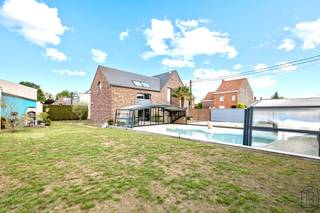 Stunning house renovated in 2007 featuring on the ground floor a beautiful entrance hall with cloakroom and toilet, a bright 100 m² living area...