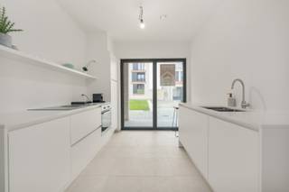 <p><span>modern halfopen woning in de Zilverlaan in Oostende, rustig gelegen nabij park en bos. De woning, gebouwd in 2025, biedt hedendaags comfort en een energiezuinige afwerking (EPC A). Dankzij de praktische indeling en drie slaapkamers is dit een ideale gezinswoning.</span></p>

<p><strong>Indeling</strong></p>

<p><strong>Gelijkvloers:</strong> overdekte buitenruimte met meterkast, inkomhal, apart toilet, open leefruimte met zit- en eetplaats, keuken en berging onder de trap.</p>

<p><strong>1e verdieping:</strong> nachthal met toegang tot de zolder, berging, drie slaapkamers en badkamer.</p>

<p><strong>2e verdieping:</strong> ruime casco zolder.</p>

<p><strong>Troeven</strong></p>

<p>• Energiezuinig (EPC A)</p>

<p>• Rustige ligging nabij park en bos</p>

<p>• Nieuwbouw 2025</p>

<p>Meer info of een bezoek plannen? Contacteer <strong>Charlotte</strong> via <strong>059 77 00 90</strong> of <strong>charlotte@eraservimo.be</strong>.</p>