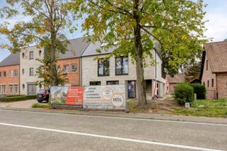 Gelijkvloers nieuwbouwappartement met 2 slaapkamers met recreatievoorzieningen, horeca en OV binnen handbereik geniet u van maximaal wooncomfort. De nabijheid van de N103, N18 en de Zuiderring zorgt ervoor dat niet alleen het appartement, maar ook de omliggende gemeenten gemakkelijk bereikbaar zijn.<br /><br />Omschrijving:<br />Comfort en kwaliteit staan centraal in dit project. Elk appartement wordt afgewerkt met hoogwaardige materialen, waarbij u de mogelijkheid heeft om afwerkingen naar eigen smaak te kiezen, conform het lastenboek. Dankzij de toepassing van de nieuwste technieken voldoet elke wooneenheid aan de hedendaagse en toekomstige normen. Bovendien worden alle appartementen uitgerust met zonnepanelen, wat bijdraagt aan een duurzame en energiezuinige woonomgeving.<br /><br />Het appartement heeft een bewoonbare oppervlakte van 107 m² en bestaat uit:<br />- Inkomhal<br />- Gastentoilet<br />- 2 ruime slaapkamers<br />- Badkamer<br />- Berging/wasplaats<br />- Leefruimte met eet- en zitgedeelte<br />- Volledig uitgeruste open keuken<br />- Terras van 17m²<br />- Tuin van 60m²<br /><br />Daarnaast wordt er bij het appartement een carport en een tuinberging voorzien, die verplicht bij aan te kopen zijn. Deze prijzen zijn exclusief 21% btw en registratierechten.<br /><br />Voor meer informatie of om een bezoek aan dit project te plannen, staan wij graag voor u klaar. Neem gerust contact met ons op via info@vastengoed.be of telefonisch via 014/72.73.74.<br /><br />Wenst u een gratis schatting van uw eigendom? Contacteer ons vrijblijvend voor een afspraak.