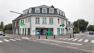 Samenstelling:<br /><br />Inkomhal, toilet, badkamer met een ligbad, een zeer lichtrijke woonkamer, geïnstalleerde keuken, ruime berging en 2 slaapkamers. <br /><br />Het appartement geniet van een fraai uitzicht en veel lichtinval. <br /><br />Er zijn geen syndicuskosten.<br /><br />Het appartement onderging een grondige renovatie in en is instapklaar.<br /><br />Wenst U dit appartement te bezichtigen? Schrijf U gerust in op via de website en wij zullen U uitnodigen voor de bezoekdag.