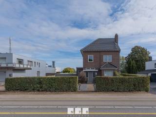 <strong>VRIJSTAANDE WONING MET 4 SLAAPKAMERS EN EEN TOTALE GRONDOPPERVLAKTE VAN 8A55CA TE STOKKEM.</strong><br /><br /><strong>TROEVEN</strong><br />- Gunstige ligging met een vlotte verbinding naar omliggende gemeenten.<br />- Gunstig energielabel ( EPC D) waardoor er geen renovatieverplichting is.<br />- Uitbreiding op de zolder mogelijk.<br />- Mooie charmante bouwstijl.<br />- Reeds diverse vernieuwingen ondergaan doorheen de jaren!<br />- Reeds een grondige dakrenovatie ondergaan.<br />- Mooie ruime tuin.<br />- Airco op zolderkamer.<br />- Mogelijkheid tot 4de slaapkamer op zolder.<br /><br /><strong>VERDIEPING -01</strong><br />- Kelder (3,39m x 6,31m = 21,39 m²): watermeter.<br /><br /><strong>GELIJKVLOERS</strong><br />- Inkomhal (4,1m x 4,1m = 16,81m²): tegelvloer, elektriciteitsmeter.<br />- Woonkamer (3,74m x 8,03m = 30,03m²): parketvloer.<br />- Keuken (4,37m x 3,96m = 17,31m²): onderkasten, bovenkasten, tegelvloer.<br />- Toilet (0,85m x 1,54m = 1,31m²): tegelvloer, hangtoilet.<br />- Inpandige garage (3,32m x 5,40m = 17,93m²): betonvloer, gasketel, gasmeter, automatische poort.<br />- Sas (1,56m x 3,16m = 4,93m²): tegelvloer.<br />- Badkamer (3,47m x 4,13m = 14,33m²): dubbele lavabo, douche, bad, onderkasten, kolomkast, aansluiting wasmachine, tegelvloer.<br /><br /><strong>VERDIEPING +01</strong><br />- Overloop (5,17m x 2,24m = 11,58m²): novilon, vaste trap naar zolder.<br />- Slaapkamer 1 (3,96m x 4,02m = 15,92m²) novilon.<br />- Slaapkamer 2 (3,61m x 3,93m = 14,19m²) novilon.<br />- Slaapkamer 3 (2,59m x 2,92m = 7,56m²) novilon.<br />- Bergkast (1,06m x 0,91m = 0,96m²).<br /><br /><strong>VERDIEPING +02</strong><br />- Zolderruimte/Slaapkamer 4 (6,41m x 3,67m = 23,52m²): parketvloer, gyprocwanden, dakvenster met screen, airco (verwarmen en koelen), geïsoleerd dak / plafond.<br /><br /><strong>EXTERIEUR</strong><br />- Inrit in kiezel.<br />- Toegangspoort naar de achtertuin.<br />- Kiezelparking met parkeerruimte voor 4 wagens aan de voorzijde.<br />- Terras beklinkerd.<br /><br /><strong>RENOVATIEWERKEN<br /></strong>- 1989: ramen (dubbel glas, hout).<br />- 2000: dak: volledig nieuwe gebinten, dakpannen, sandwichpanelen.<br />- 2010: vloer woonkamer, radiatoren, (houten) tussenvloer gelijkvloers en bovenverdieping geïsoleerd.<br />- 2011-2013: badkamer.<br />- 2016: vloeren, pleisterwerk & plafonds bovenverdieping.<br />- 2024: verwarming gasketel. <br /><br />Bekijkt u deze advertentie via een aanverwante vastgoedsite, surf dan zeker naar onze website www.N78vastgoed.be voor een uitgebreide beschrijving en foto's. Meer info: +32 (0)89 86 18 88 of info@N78vastgoed.be.