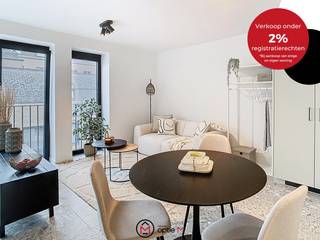 <h2><span><span>Deze energiezuinig studio is gelegen op de Burgemeester Bollenstraat in Hasselt. </span></span></h2>
In een recent en kleinschalig woonproject, vlak bij alle hotspots van Hasselt, staat deze slimme studio te koop. Hier woon je midden in de stad Hasselt, met alles op wandelafstand: van gezellige horeca tot winkels, openbaar vervoer en sportfaciliteiten. Een ideale plek voor wie op zoek is naar een compacte, praktische thuis of een interessante investering.<br /><br />Deze studio in Hasselt heeft een doordachte indeling. De open leefruimte combineert een moderne keuken met een gezellige woon- en slaaphoek. Alles is tot in de puntjes afgewerkt en volledig instapklaar. De keuken is voorzien van kwaliteitsvolle toestellen en duurzame materialen. De badkamer is stijlvol en praktisch, met een inloopdouche, lavabo en toilet.<br /><br />De grote troef? Hier woon je futureproof. Met een warmtepomp, zonnepanelen en een uitstekend EPC-label A, ben je verzekerd van een laag energieverbruik en maximaal wooncomfort, nu en in de toekomst. Mogelijkheid om een autostaanplaats bij te kopen.<br /><br /><strong>Wat is er INBEGREPEN?</strong>
<ul>
<li>Gemeenschappelijke fietsenberging</li>
<li>Privatieve kelderruimte ter waarde van € 3.000</li>
<li>Alle aansluitingen voor de nutsvoorzieningen ter waarde van € 1.800</li>
<li>De studio is professioneel geschilderd ter waarde van € 6.000</li>
<li>Verlichting werd reeds geïnstalleerd ter waarde van € 1.500</li>
</ul>
VG - WG - GMO - GVKR - GVV<br /><br /><strong>Zin om deze studio van dichtbij te ontdekken?</strong><br />Mail carine@optie-m.be of bel haar op 0478 41 58 70. Ze maakt graag tijd voor jou!<br /><br />Wens je graag een gratis en vrijblijvende schatting van je woning? Contacteer ons gerust voor een afspraak.