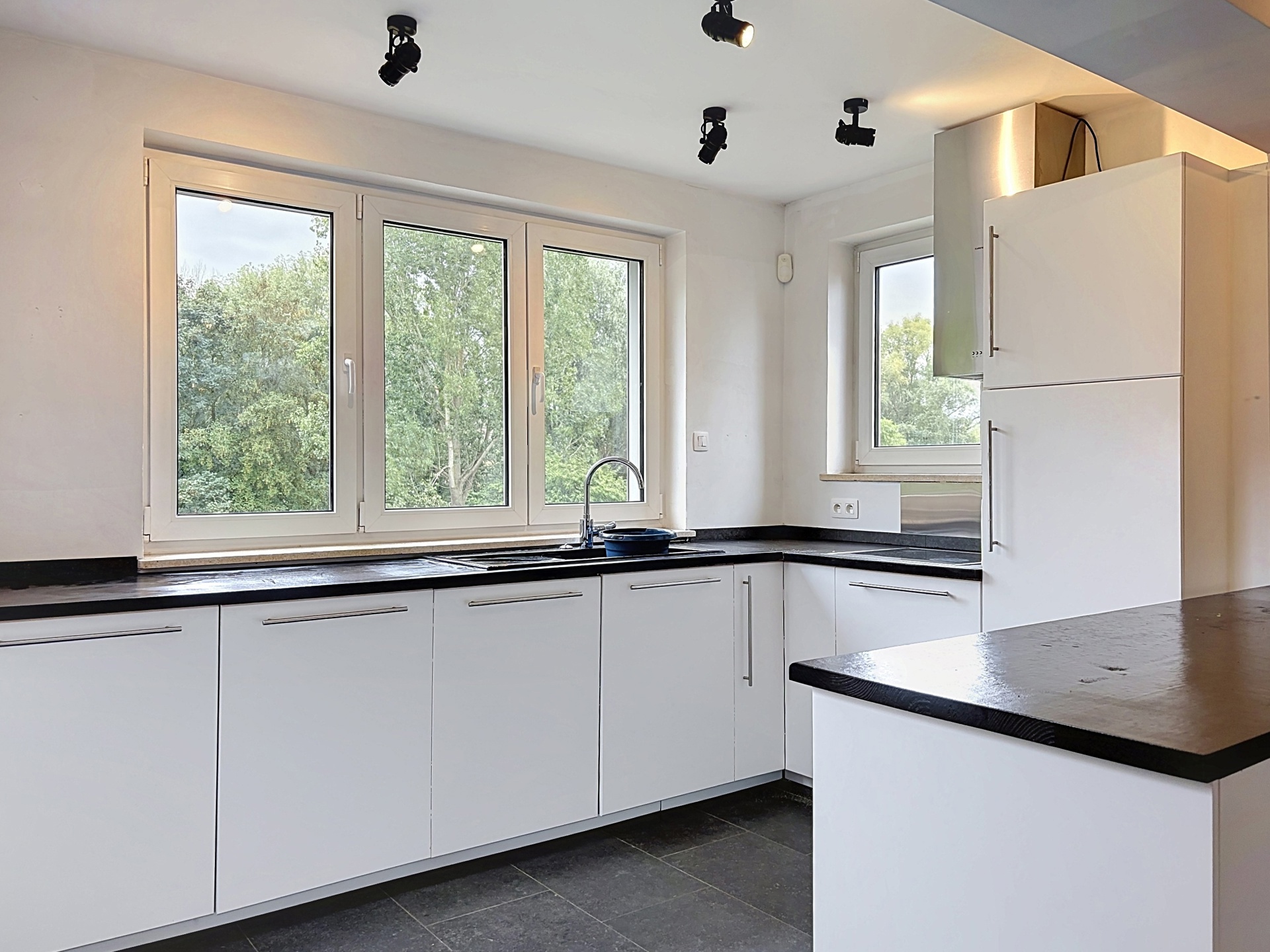 Huis te huur in Charleroi met 4 slaapkamers - foto 4