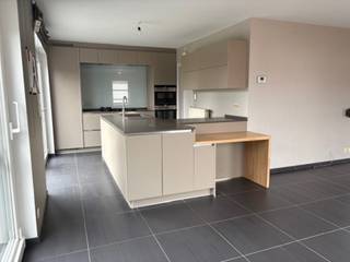 Goed onderhouden woning met oa 4 slaapkamers, een dubbele carport en een grote tuin. De woning is zeer gunstig, doch rustig gelegen op...