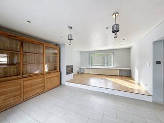 Maison confortable de 2 chambres avec grand jardin à louer à Oostkamp. Cette maison bénéficie d'un emplacement très central, à proximité des commerces, à la frontière avec Assebroek et Sint-Michiels.De plus, les magasins et autres installations se trouvent à deux pas. Dotée d'un grand jardin où vous pourrez vous détendre, cette maison offre une expérience de vie agréable dans un quartier calme mais bien desservi.Disposition :Rez-de-chaussée : allée avec portail verrouillable - hall d'entrée (5 m²) avec toilettes séparées - salon (40 m²) avec cuisine ouverte (10 m²) avec cuisinière à gaz, four, réfrigérateur, lave-vaisselle et évier - débarras avec raccordement pour machine à laver (3 m²) - véranda (8 m²) - terrasse (30 m²) - jardin (100 m²) - garage (20 m²) - abri de jardin (15 m²) - abri de jardin (18 m²). 1°V. : hall de nuit (5 m²) avec toilettes séparées - 2 chambres (14 m² et 10 m²) - espace bureau (6 m²) - salle de bain (8 m²) avec baignoire, douche à l'italienne et double vasque. Dans l'ensemble : - prix de location : 890,00 €/mois- disponible immédiatementAvantages : - grand jardin- emplacement idéal- aménagement pratique- espace pour deux voituresLe moyen le plus rapide pour visiter cette propriété ? Demandez votre visite via le bouton rose de notre site Web (www.dewaele.com) et vous serez contacté par notre experte en location Steffi. Les rendez-vous ne peuvent pas être pris par téléphone. Pour toute autre question, vous pouvez nous contacter par téléphone au 050 444 999.