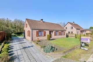 Deze charmante goed onderhouden woning uit de jaren 1980 is gelegen op een uitzonderlijk ruim perceel van maar liefst 2.500 m² in een bosrijke...