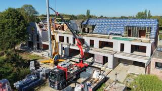 SCHRIEK grens Keerbergen.<br />BEZOEK HET PENTHOUSE na afspraak<br />LAATSTE 2 appartementen/penthouses te koop.<br />De werken zijn in uitvoering - oplevering 4/2027 - REEDS 85% VERKOCHT.<br />6% BTW mogelijk voor eigen enige woonst of verhuur (onder voorwaarden).<br />Penthouse van 141m² met terras van 8m² (3,20m x 2,50m) op het zuid-westen in het stijlvolle nieuwbouwproject ‘Hof ter Hooghe’ op de 2de verdieping met lift.<br />Zeer energiezuinig BEN-appartement (Bijna Energie Neutral) met warmtepomp geothermisch met vloerverwarming + vloerkoeling (geothermisch = grondboringen met grondwarmte = de meest energiezuinige verwarming) + zonnepanelen.<br />Op een uniek zuid gericht perceel van 27 are met mooie aangelegde tuin met 16 nieuwe loofbomen.<br />Gunstig gelegen in het centrum van Schriek, nabij de grens met Keerbergen, op wandelafstand van winkels, diensten, scholen, ontspanning en openbaar vervoer.<br />Omvat: inkomhal, ruime living 50m² met open volledig ingerichte keuken, terras 3,20m x 2,50m op het zuid-westen, 2 bergingen, 2 bad-of douchekamers, 3 slaapkamers (15,8m² - 15,2m² - 10m²), 2 wc’s.<br />Het project is tevens voorzien van een ruime gemeenschappelijke fietsenberging op het gelijkvloers, ondergrondse garageboxen en autostaanplaatsen, privé kelders, en een vuilnisberging in bijgebouw in achtertuin.<br />Verkoop BTW-stelsel - aankopen aan 6% BTW mogelijk onder voorwaarden op constructiewaarde - grondwaarde 12% registratie.<br />Stedenbouw info: omgevingsvergunning uitgereikt bouwen 13 appartementen - woongebied - niet gelegen in verkaveling - geen voorkooprecht ruimtelijke ordening - geen rechterlijke herstelmaatregel of bestuurlijke maatregel opgelegd - niet overstromingsgevoelig.