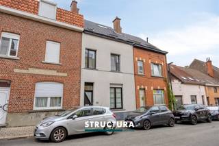 Op zoek naar een instapklare woning met ruimte voor het hele gezin? Deze volledig gerenoveerde woning biedt een aangename combinatie van comfort, licht en functionaliteit. De open leefruimtes, vier slaapkamers, twee badkamers en de gezellige tuin zorgen voor een bijzonder praktische woonindeling. Bovendien werd het dak in 2024 volledig vernieuwd, inclusief nieuwe Velux-ramen. Dankzij het EPC-label B, de conforme elektriciteit en de rustige ligging met vlotte bereikbaarheid geniet u hier van comfortabel en energiezuinig wonen.Indeling- Gelijkvloers: inkomhal met gastentoilet, gezellige leefruimte, eetplaats en open, volledig geïnstalleerde keuken met grote raampartijen en rechtstreekse toegang tot het terras en de tuin.- Eerste verdieping: twee slaapkamers en een badkamer.- Tweede verdieping: twee slaapkamers, waarvan één met mezzanine, en een tweede badkamer.- Kelder- Exterieur: aangename tuin met terras.Karakteristieken- Volledig gerenoveerd en instapklaar- 4 slaapkamers en 2 badkamers- 3 toiletten- Dak vernieuwd + nieuwe veluxramen in 2024- EPC B – energiezuinig- Elektriciteit conform- Goede bereikbaarheid- Vrij bij akteEen complete en instapklare gezinswoning waar ruimte, energiezuinigheid en wooncomfort mooi samenkomen. Dankzij de vier slaapkamers, twee badkamers en aangename tuin biedt deze woning alle troeven voor wie op zoek is naar een comfortabele thuis op een rustige én goed bereikbare locatie.Interesse? Contacteer Structura voor meer informatie of een bezoek ter plaatse via 02 460 80 46 of info@structura.be