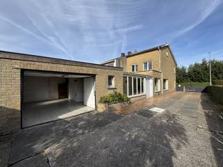 Deze ruime te renoveren halfopen bebouwing met veel parkeergelegenheid is gelegen in een rustige verkavelingswijk in Heist en vormt een bijzonder interessante opportuniteit voor wie op zoek is naar een woning die volledig naar eigen smaak en wensen kan worden aangepast.<br /><br /><br />De woning beschikt over een ruim en veelzijdig volume en biedt zowel op het gelijkvloers als op de verdieping heel wat mogelijkheden. In de huidige indeling is er bovendien reeds een slaapkamer op het gelijkvloers, wat de woning ook interessant maakt voor zorgwonen.<br /><br />Een bijkomend pluspunt is dat de woning niet gelegen is binnen een zone waar voor de volledige wijk vaste voorschriften gelden. Dit biedt mogelijkheden om de renovatieplannen met de nodige flexibiliteit te bekijken, uiteraard steeds in overleg met de bevoegde diensten. Om een beeld te geven van de mogelijkheden werd een voorbeeldvisualisatie gemaakt van hoe de woning er na renovatie zou kunnen uitzien.<br /><br />Ook op vlak van parkeren is er heel wat troef: de woning beschikt over een ruime garage en bijzonder veel parkeergelegenheid, een grote meerwaarde in Heist.<br /><br />Indeling:<br /><br />Gelijkvloers:<br />- Inkomhal,<br />- Gastentoilet,<br />- Leefruimte met zithoek en eetgedeelte,<br />- Ruime keuken,<br />- Bijkeuken,<br />- Gang,<br />- Slaapkamer met wastafel,<br />- Veranda,<br />- Garage,<br /><br />Eerste verdieping<br />- Nachthal,<br />- Ruime slaapkamer,<br />- Badkamer met bad, wastafel en toilet,<br />- Tweede slaapkamer,<br />- Bureauruimte,<br />- Vlizotrap naar de zolderruimte,<br /><br />Een woning met bijzonder veel potentieel op een rustige ligging in Heist, ideaal voor wie bereid is de handen uit de mouwen te steken en op zoek is naar een pand met ruimte, parkeermogelijkheden en mogelijkheden om er een eigen woonconcept van te maken.<br /><br />Interesse? Neem contact op met Maxim via 0477 06 03 30 of via maxim@rhvastgoed.com voor meer informatie of een bezoek ter plaatse.
